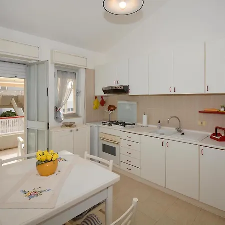 Lovely In Kaukana With Wifi *