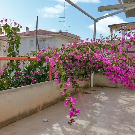 Lovely In Kaukana With Wifi Apartment